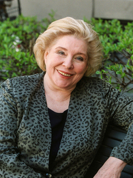 Poträttbild av Fay Weldon