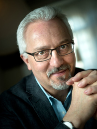 Poträttbild av Alan Hollinghurst