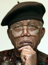 Poträttbild av Chinua Achebe
