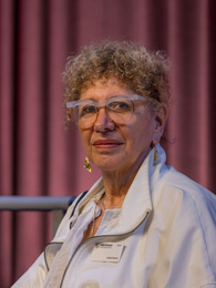 Poträttbild av Lizzie Doron