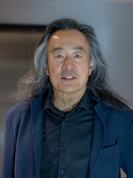 Poträttbild av Yang Lian